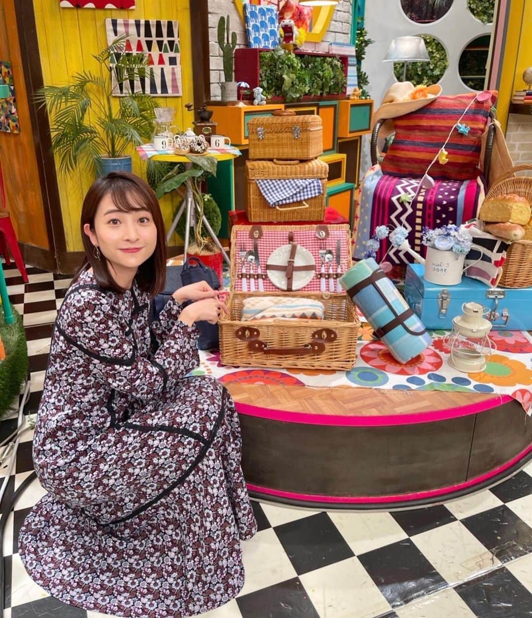 日比麻音子のインスタグラム：「ブランチのセットに かわいいピクニックグッツを発見🍃 ピクニックいきたいな〜 . この日お借りしたワンピースは GRACE CONTINENTALさん。 パンプスはDIANAさん。  #王様のブランチ」