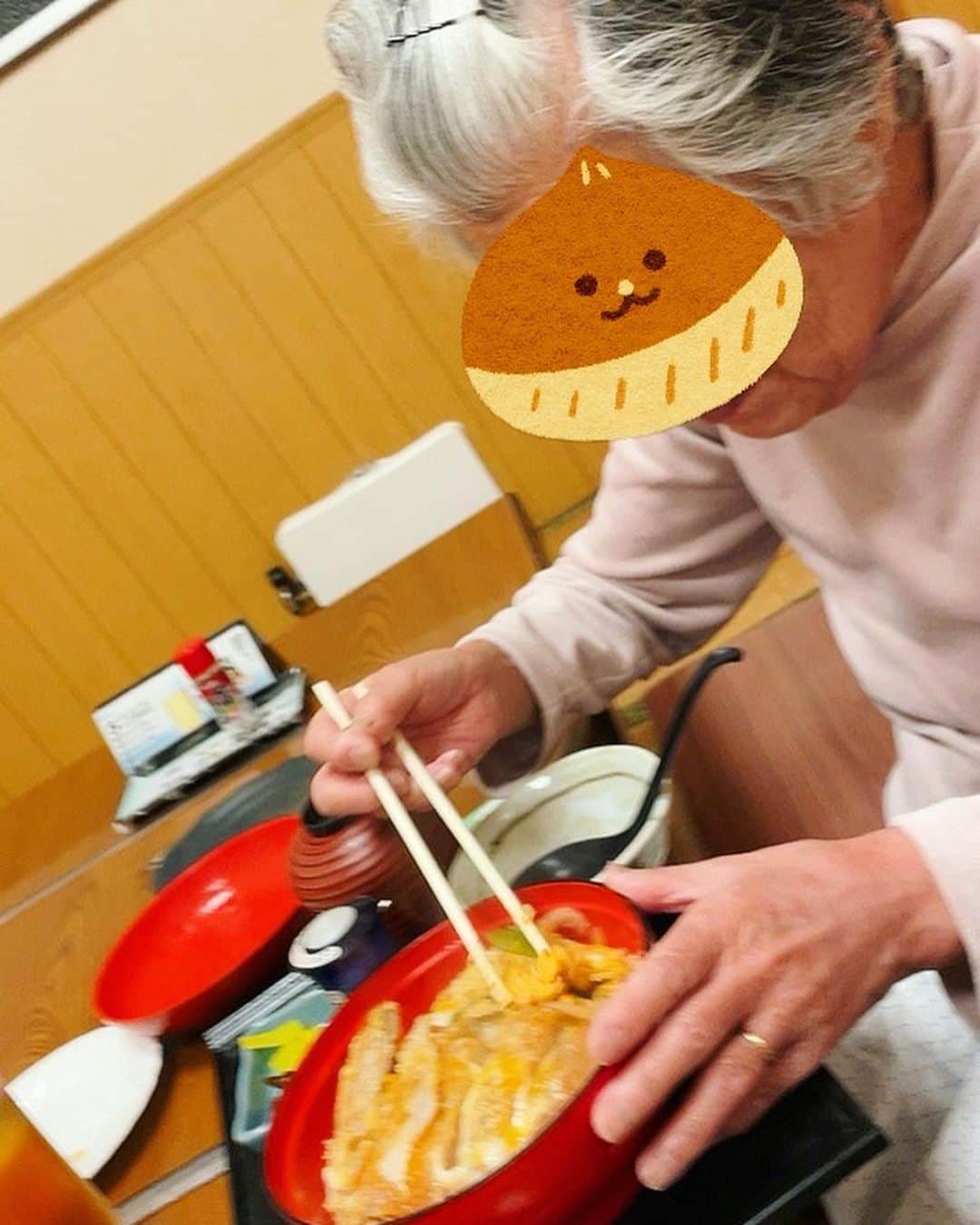 馬場園梓さんのインスタグラム写真 - (馬場園梓Instagram)「へい♪  先日  毎日放送 せやねん！ に出させていただいたあと、  全身激烈除菌して 大阪のおばあちゃんに会いに行ってきました♪  おじいちゃんのお墓参りと  先代がいらっしゃった頃から通っているごはん屋さん 「ごもん」へ🍚 @gomon_udon   85歳のおばあちゃんは まだモリモリかつ丼を食べられるよ！  カキフライも！唐揚げも！  さすがやね🤤  帰りはスーパーに寄って チーズ蒸しパンや おみかん ヤクルト ヨーグルトなど たくさんお買い物してました。  「一応買っとこ」が口癖♪  こんな時代ですから 会いたい人に会えるだけ会っておきたいね。  ですので  ルン♪  #yeah #happy #exciting #大阪 #おばあちゃん #久しぶり #お墓参り #行きつけ #うどんそば #鍋 #ごもん #かつ丼 #しあわせ #遺伝 #ルン♪」11月15日 21時12分 - babazonoazusa