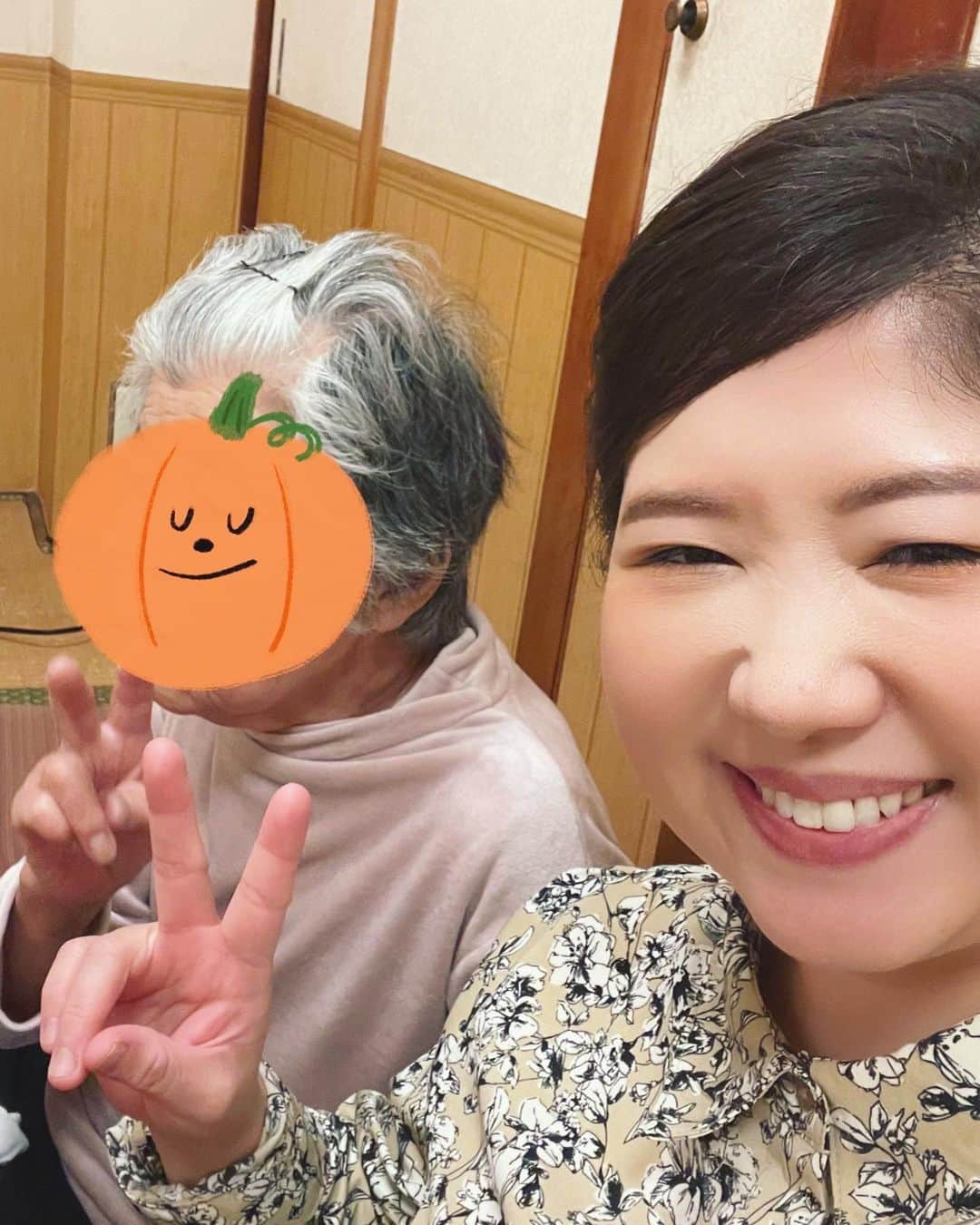 馬場園梓さんのインスタグラム写真 - (馬場園梓Instagram)「へい♪  先日  毎日放送 せやねん！ に出させていただいたあと、  全身激烈除菌して 大阪のおばあちゃんに会いに行ってきました♪  おじいちゃんのお墓参りと  先代がいらっしゃった頃から通っているごはん屋さん 「ごもん」へ🍚 @gomon_udon   85歳のおばあちゃんは まだモリモリかつ丼を食べられるよ！  カキフライも！唐揚げも！  さすがやね🤤  帰りはスーパーに寄って チーズ蒸しパンや おみかん ヤクルト ヨーグルトなど たくさんお買い物してました。  「一応買っとこ」が口癖♪  こんな時代ですから 会いたい人に会えるだけ会っておきたいね。  ですので  ルン♪  #yeah #happy #exciting #大阪 #おばあちゃん #久しぶり #お墓参り #行きつけ #うどんそば #鍋 #ごもん #かつ丼 #しあわせ #遺伝 #ルン♪」11月15日 21時12分 - babazonoazusa