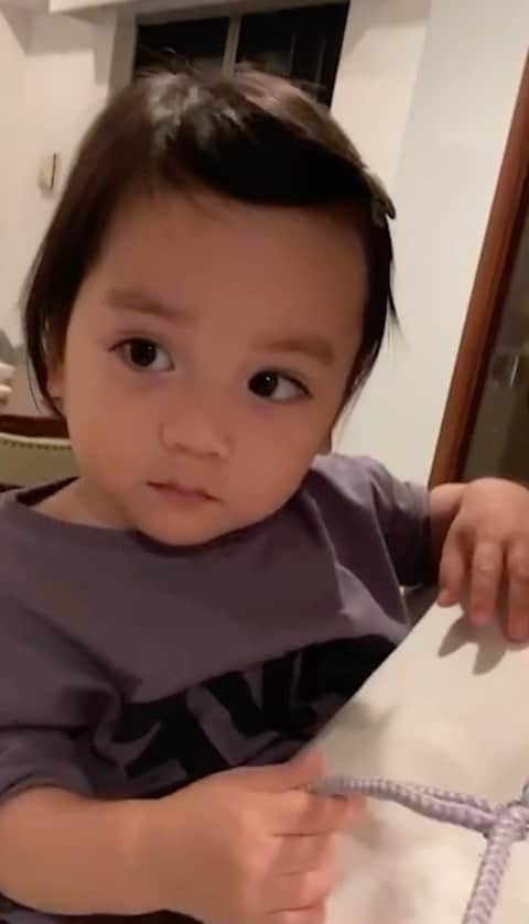 瀬戸サオリのインスタグラム：「息子動画…👦🏻🤍💛🤎 . 1才も残りわずか…🥲 寂しいなぁ早いなぁ…😭🤍  お利口息子のおかげで 毎日育児楽しすぎて ほんっとにのほほーんと 幸せな毎日です🥺💘  １時間ごとに 息子二人に🐶👦🏻 大好きだよ〜 って言ってる私です😂 愛が重ため母🤱笑🤍 ＿＿＿＿＿＿＿＿＿＿＿＿ #愛息子 #💘💘💘」