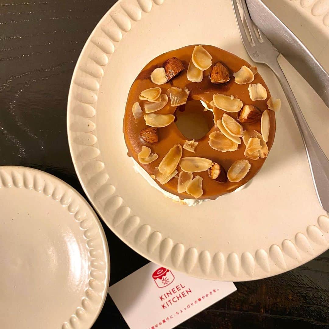 MAYUKIのインスタグラム：「KINEEL KITCHENのシフォンケーキ🍰🤍 . ・キャラメルアーモンド ・クッキー&チョコレート ・ベリーミックス の3種があるんだけど、 私はキャラメルアーモンドを試してみました✌🏻！ . キャラメルの苦味と クリームの甘さのバランスが良くて ふわふわの生地と相性抜群、、！🥺💘 . KINEEL KITCHENは 京都の洋菓子ブランド「KINEEL」からの 新ブランドなんですが、 11/4-12/1の期間限定で 東武百貨店 池袋店B1にOPENしているそうです😆！ . #KINEEL #キニールキッチン #シフォンケーキ #東京スイーツ #池袋グルメ #期間限定 #PR」