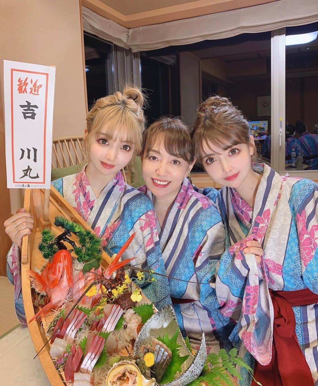 吉川ちかさんのインスタグラム写真 - (吉川ちかInstagram)「お母さんと二年ぶりに 会えました…🥺💓 去年はひとりで泊まった浜の湯ですが 今年は親子で過ごせました✌️  今年の吉川丸は 家族みんなで食べれて嬉しい🤣💓 じいちゃんが元気だったら じいちゃんも連れて行きたかったな…  家族との時間を大切にします！  #伊豆観光 #伊豆旅行#食べる宿浜の湯#家族旅行#舟盛り#舟盛り刺身 #旅行#温泉旅行#稲取温泉#金目鯛#楽しかった」11月15日 21時21分 - yoshikawachika_1116