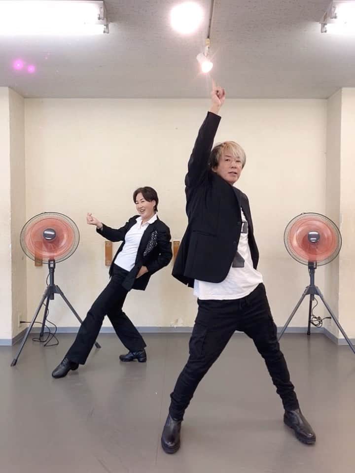 のインスタグラム：「約55歳、元SKD(松竹歌劇団)の姉と、約50歳、元ロックバンドSIAM SHADEのVo&Gの弟がBTSの"dynamite"(サビ)を本気で踊ってみた！🕺  バンド(戦国時代ーThe age of civil warsー)でこの曲をカバーしたのをきっかけに、久しぶりに踊ってみようかなと。  踊ってみての感想は… 僕の付け焼き刃感と姉の年期の差😅 やっぱ姉は何十年も踊ってたから年期が違う！  がーさす👍🏻  #踊ってみた #姉弟 #bts #dance」