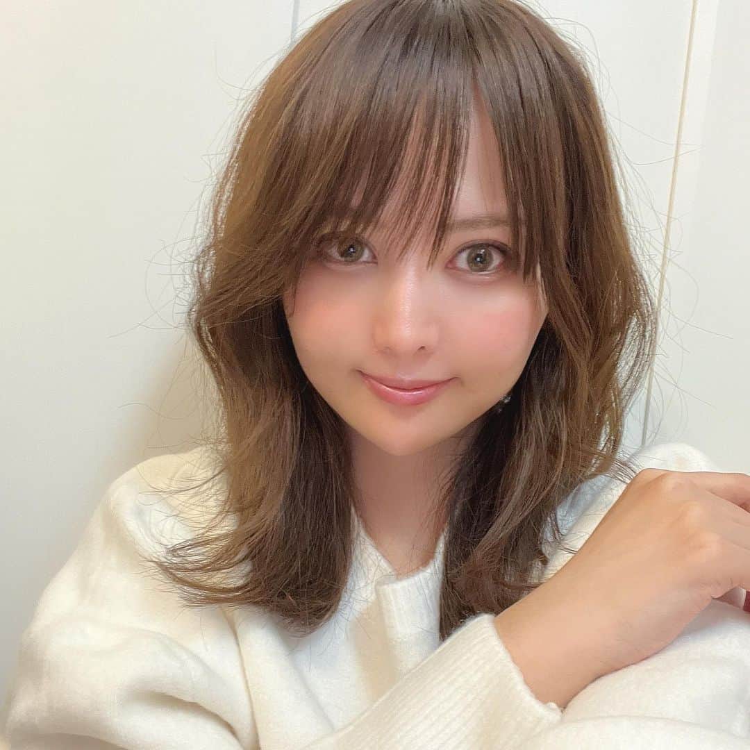 望月美穂のインスタグラム：「@a_clinic_ginza  の戸田先生 @aclinic_toda に施術してもらったAスレッド♡ 今回もダウンタイムなく当日から顔のたるみが上に上がって幸せいっぱいです🥰 ブランド品や化粧品、洋服も無くていいけど Aスレッドがない生活は無理😖  痛みはないの？とよく聞かれますが 全く無くてびっくりしてます😳！ 麻酔してくれるので気づいたら終わってます🌷  周りからは 毎回顔がシュッとなったねって 気づいてもらえます♡ Aスレッドのおかげで朝のメイクも楽しい💗💗  たるみやほうれい線に悩んでる人に 本当におすすめです！💓 今まで高い化粧品使ってたけど、 必要無くなりました😂✨  #aスレッド #糸リフト #aclinic #aclinic銀座 #aclinic横浜 #aクリニック #美容 #小顔 #美肌 #リフトアップ #美容外科 #美容皮膚科 #美容クリニック #戸田貴之」