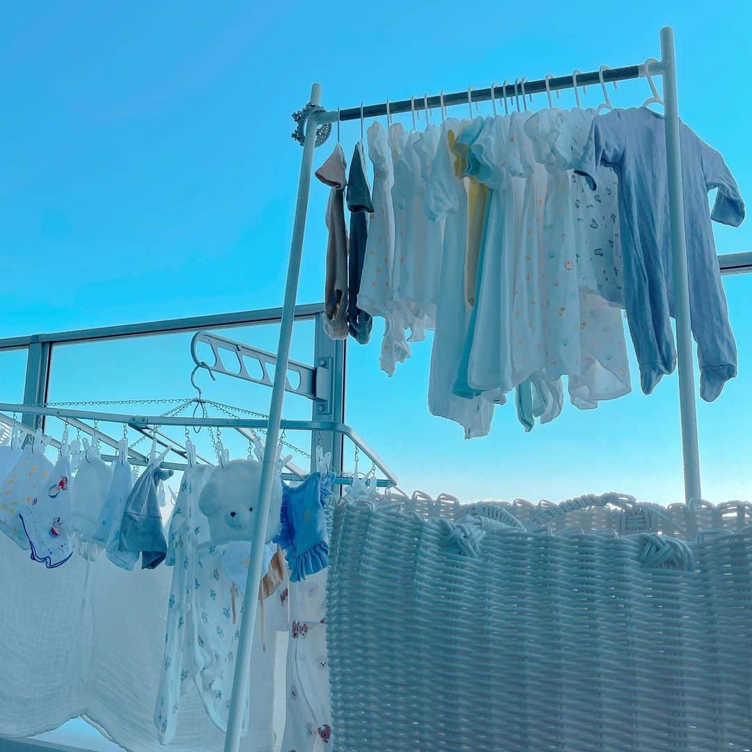 浜田翔子さんのインスタグラム写真 - (浜田翔子Instagram)「はぁぁぁ〜☀️お天気よくて いつかやりたいと夢だった  #世界一幸せな洗濯 💎 #水通し　をしました🧺  まずは肌着や入院に持っていくものを🩲  服小さい〜っ‼︎😂  最近、洗濯機も壊れたので新しい洗濯機 洗剤は、サラサを使いました。  ちょこたん🐶も何が起きるんだ？状態で ずっと干すとこ見守ってくれてました✨  乾いたら IKEAのジップロックで保存します😌  #妊娠33週　#世界一しあわせな洗濯  #妊娠後期　#妊娠9ヶ月 #ミキハウス肌着　#ユニクロ肌着 #新生児服　#ヴェレダプレママレポ #ヴェレダママ12期」11月15日 14時16分 - shoko_hamada