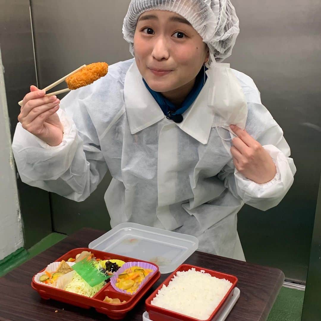のインスタグラム：「今朝の中継、THE  TIME'はおべんとうの玉子屋さんからお伝えしました！！ ぷりぷりサクサクのえびかつ！おかずもたっぷりで栄養バランス抜群です😍  すごく懐かしい感じがしたのですが、高校時代に何度もお世話になってました！美味しかったなあ☺️  だんだん朝の冷え込みが強くなってきましたが、日中は暖かい日もあったり 気温差で風邪引かないでくださいね〜  #おべんとうの玉子屋  #玉子屋  #えびかつ  #日替わり弁当  #お弁当  #thetime_tbs  #tbs #tbsアナウンサー  #篠原梨菜」