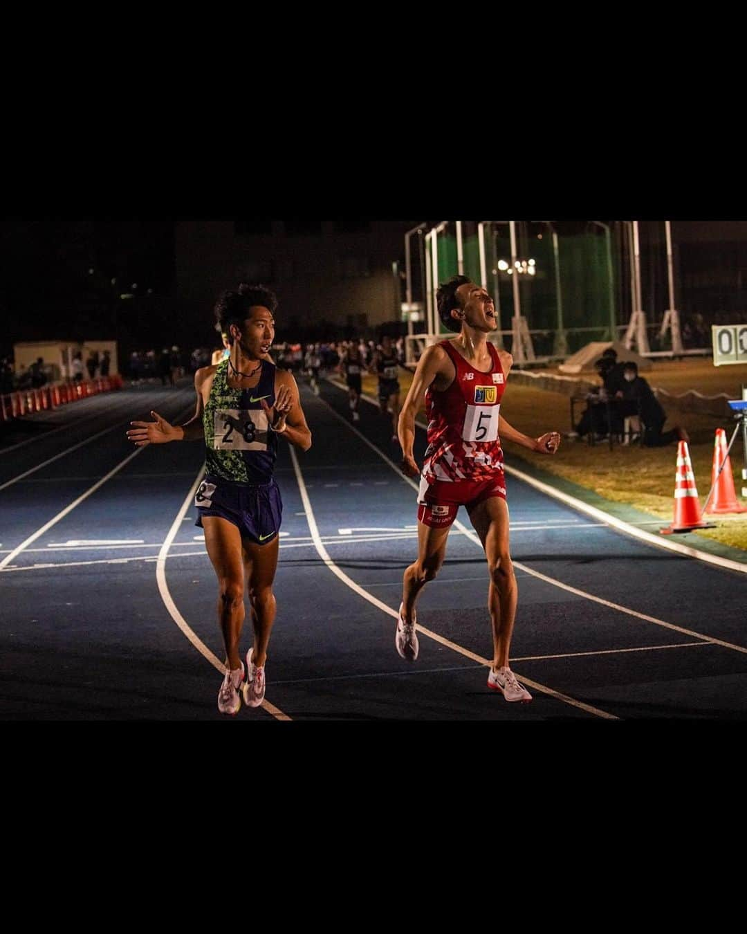 遠藤日向のインスタグラム：「11/14/2021 日体大記録会 5000m + α 4th 13'29"86  またいつもとは違った緊張感もあり、現状把握もできて良い遠征になりました。  そして母校である学法石川の山口君が最後まで信じて僕についてきてくれて13'35"16の高校歴代3位の好タイムを出してくれて僕自身すごく刺激を受けました。 本当におめでとう。  僕ももっともっと上にチャレンジしていきます。  12月に向けてもう一度気を引き締めて頑張ります。  #日体大記録会 #13'29"86 #7th  ＊写真お借りしました。」