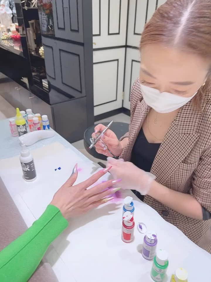 名古屋プレミアムネイルサロン アデリーネイルのインスタグラム：「カラフルエアブラシ💜💚💙🧡💛❤️  アデリーネイル ☎︎052-325-2533 名古屋市北区若葉通1-2レクサ若葉2階 1階無料駐車場となっております(6台有)#アデリーネイル#プレミアムネイルサロン #ネイル#ネイルサロン#名古屋#名古屋ネイルサロン#トレプロ#3Dネイルアート#nails#gelnails#nailart#スワロフスキークリスタル#アイラッシュサロン#サロンデザイン#フレンチネイル#ドット#エアブラシアート」