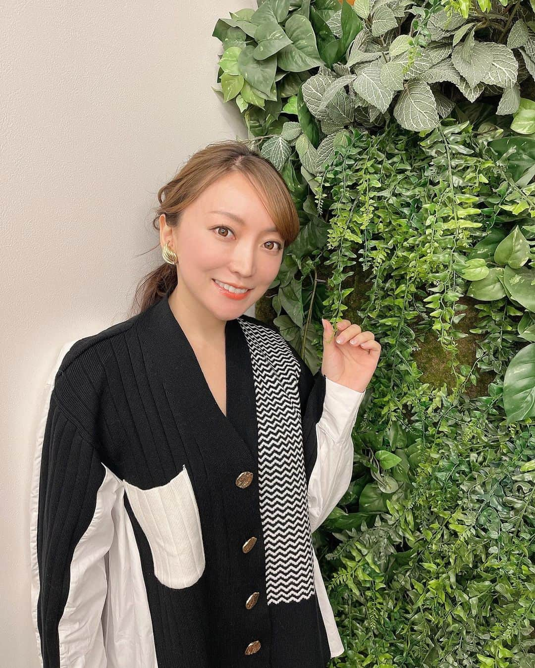 加藤綾菜さんのインスタグラム写真 - (加藤綾菜Instagram)「今日は朝からインテリア雑誌の取材と、 結婚10周年の取材👰‍♀️🤵でした💕  今日は私服🥰 @lifeinnina でした✨  帰りにに美容院へいって💇‍♀️髪を暗くしてきます💕  今日の夕飯は何にしようかな〜♪  #雑誌取材 #美容院 #冬カラーにイメチェン」11月15日 16時23分 - katoayana0412