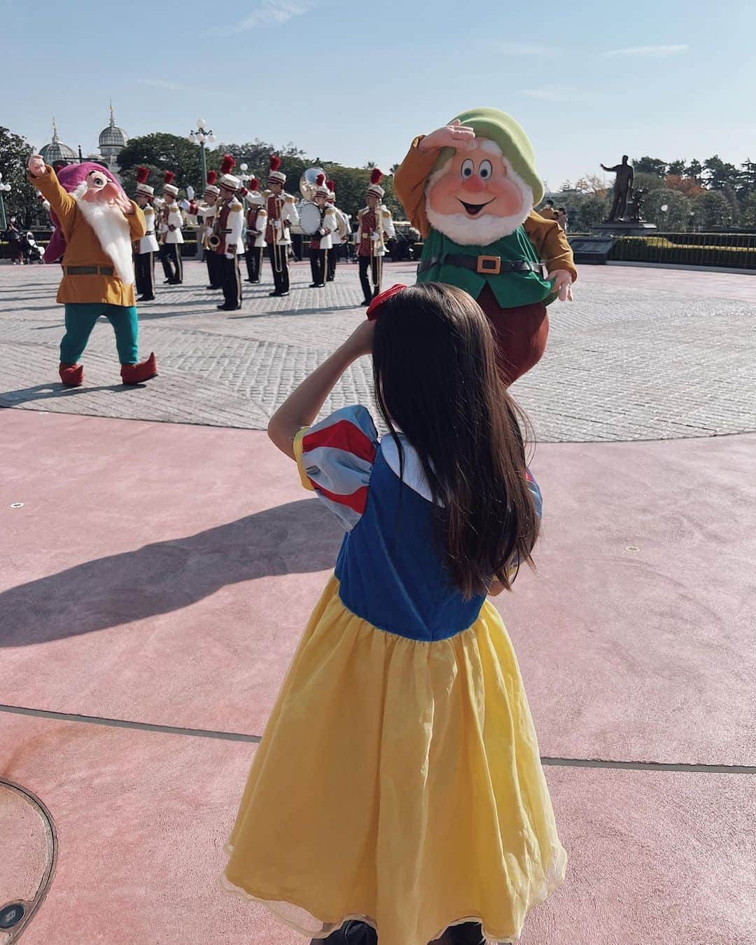 翁安芸さんのインスタグラム写真 - (翁安芸Instagram)「Tokyo Disneyland💫✨❤️  娘と2度目のディズニーランド。 お天気も良く暖かかったので、白雪姫になって行ってきました❤️   ちょうど着いたらタイミング良くかわいい七人の小人に会えて🥰  お昼のパレードも、はじめて観るエレクトリカルパレードにも目を輝かせていました✨✨  #tokyodisneyland #magicalworld」11月15日 16時25分 - akinyc