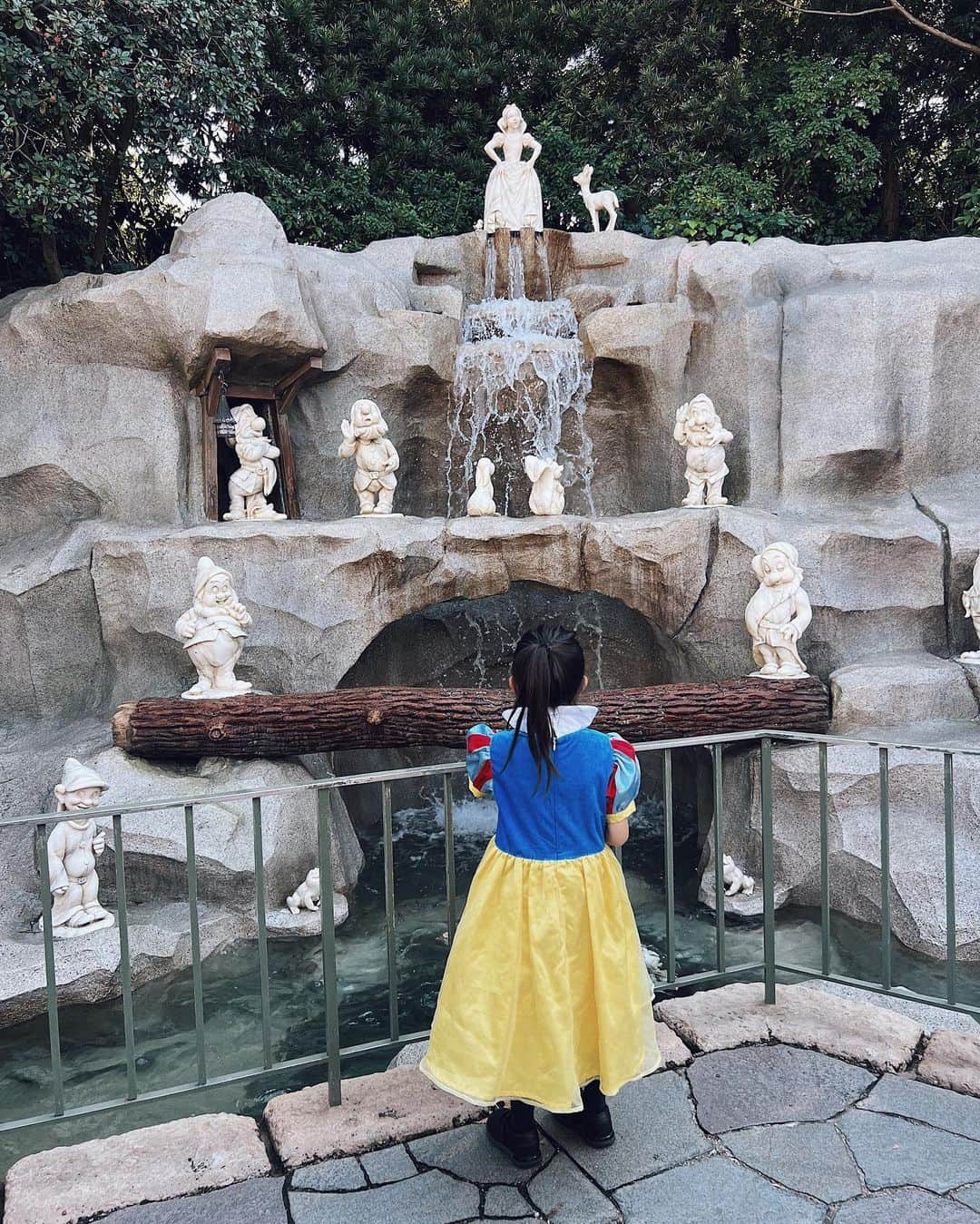 翁安芸さんのインスタグラム写真 - (翁安芸Instagram)「Tokyo Disneyland💫✨❤️  娘と2度目のディズニーランド。 お天気も良く暖かかったので、白雪姫になって行ってきました❤️   ちょうど着いたらタイミング良くかわいい七人の小人に会えて🥰  お昼のパレードも、はじめて観るエレクトリカルパレードにも目を輝かせていました✨✨  #tokyodisneyland #magicalworld」11月15日 16時25分 - akinyc