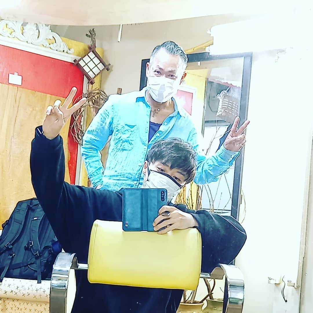徳山秀典さんのインスタグラム写真 - (徳山秀典Instagram)「矢車想、ゴーオンゴールドの大翔のヘアカラー、スタイリングをしてくれていた友人の美容室へ挨拶、がてら～軽くゴールドを入れた。  #キックホッパー　#ザビー　#ゴーオンゴールド」11月15日 16時47分 - hidenoritokuyama