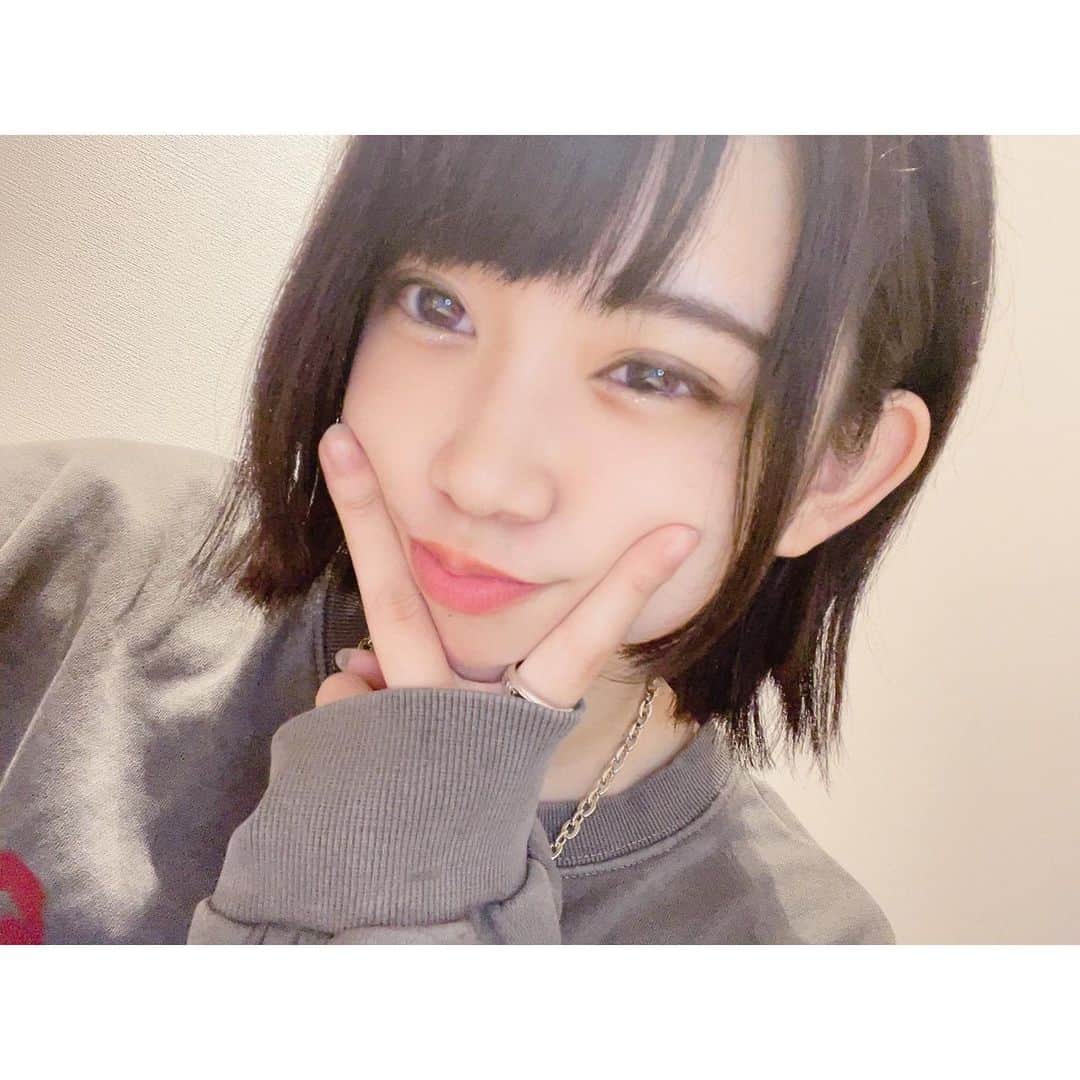 谷藤海咲のインスタグラム：「グラムアップのアンバサダーに就任してから、沢山のファンの方から買ったよ〜とか実際につけてライブに来てくれる子とかもいて本当に嬉しい🤍 みんなとっても似合ってるのよ🥺 男の子のカラコンつけてるのどんな感じかな〜ってワクワクしてたら想像以上にみんな似合いすぎててびっくりしたわ🤭  まだ買うか悩んでる方や、色が決められない方に朗報🎉 ↓↓  ---------------------------------- 今、カラコン通販サイト #ホテラバ　でグラムアップのカラコン購入していただくと3箱まとめて購入で1箱0円になります！🤭  私の担当しているスターリーヴァイオレットはもちろん、他のカラーも試す良い機会なので是非🫐  ----------------------------------- カラコン初心者の私がグラムアップカラコンをしばらく使ってみた感想としては、率直に顔が盛れる🤭 なんか今日はメイク上手くいかないなーとか、顔微妙だなって日おんなのこなら特にあると思うんだけどそういう日にとりあえずカラコンつけとけばなんとかなるっていうのが凄いわかった🤷‍♀️笑  グラムアップのカラコンは、いろんなシチュエーションでつけられるし 担当してるスターリーヴァイオレットなんてめっちゃ派手やん！！って思ったけどつけたら馴染みすぎて感動した🥺  1枚目の写真もつけてるけど違和感なさすぎない？🔮  ------------------------------------  是非、このホテラバさんのキャンペーンを機会にグラムアップで色んな色のカラコン試して見てね😇  #glamup#Z世代レンズ#ホテラバ」