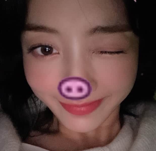 ジヒョのインスタグラム：「HAPPY BIRTHDAY AVA<33333 i still remember the birthday post i made for you last year and i honestly can‘t believe it‘s been a year already😭 we‘ve been talking every single day and i honestly can‘t imagine not talking to you i love that we can have so much fun together and understand each other so well😭 my day is incomplete if i‘m not talking to you or even just telling you random stuff i‘ve done throughout the day😭 it has honestly become routine at this point looking back we‘ve honestly been through so much together like literally SO much has happened and we have so many inside jokes and things that only we understand😭 even though a lot has changed since then our relationship hasn’t and i‘m glad i got to experience all these things with you  thank you for always listening, thank you for always being there, thank you for being in a lot of my happy memories, thank you for making me happy and thank you for being you💝  there’s almost no one that understands me the way you do and i‘m grateful that you’re in my life every single day  again, thank you for everything twin i hope you have the most amazing birthday ever!! always remember that i love you and will always support you<333 👭👭🦗」