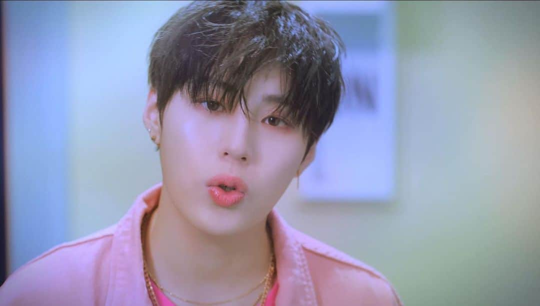 ハ・ソンウンのインスタグラム：「[☁] ⠀ HA SUNG WOON 6th MINI ALBUM 'Electrified : Urban Nostalgia' ⠀ 'Electrified' M/V Teaser ① ⠀ ▶ https://youtu.be/MLzy06q7EkA ▶ https://www.vlive.tv/post/1-26465646 ⠀ 2021.11.19 6PM (KST) RELEASE ⠀ #하성운 #HASUNGWOON #Electrified #Electrified_Urban_Nostalgia」