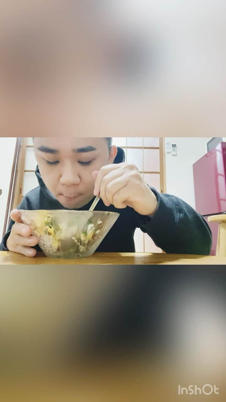 藤本秀星のインスタグラム：「三食丼を食べるだけの動画  #三食丼 #3食丼 #そぼろ #卵 #そぼろ丼  #ほうれん草 #自炊 #自炊男子」