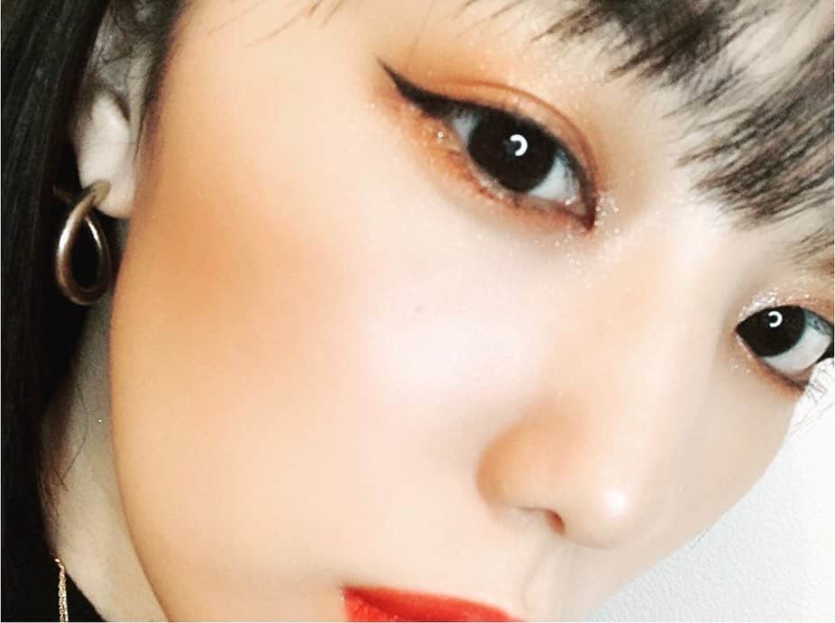 重留真波のインスタグラム：「・ shu uemura × HELLO KITTY ホリデーコレクション 【ロックザパーティ アイパレット】と 【ルージュ アンリミテッド  ディスコグリッツ】 を使ってメイクさせていただきました！！  アイパレットは ミラーボールのようにキラキラした カラーのバリエーションと発色の良さ テクスチャーの柔らかさが しっかり肌に馴染み 気持ちよくてとても素敵でした！！  リップもラメ入りで これを塗るだけで 一段が上に行ける気がします✨ やっぱり赤リップは最強！！  もう女の子でキラキラ、ラメに テンション上がらない人はいない！！ 全てがワクワクする✨✨✨✨ そんな最高のアイテムです‼️  #PR #シュウウエムラ  #シュウハローキティ #ハローキティ  @shuuemura」