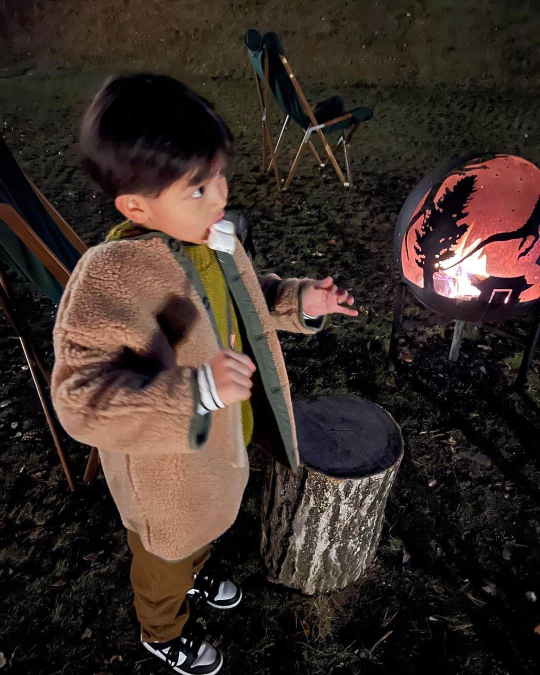 春名亜美さんのインスタグラム写真 - (春名亜美Instagram)「夜は "TAKIBIラウンジ" に行って、 焚き火を囲みながら、プチアウトドアも楽しめました🔥🪵  焼きマシュマロをさせてもらったのですが、次男がこれにハマってしまって、何度もおかわりをもらいに行ってた😇 ・ ・ ・ #軽井沢 #THEHIRAMATSU軽井沢御代田 #hiramatsuhotels #hiramatsu #ひらまつ軽井沢御代田 #軽井沢旅行 #軽井沢ホテル #家族旅行 #温泉 #グランオーベルジュ#焚き火」11月15日 18時15分 - amiharunaami