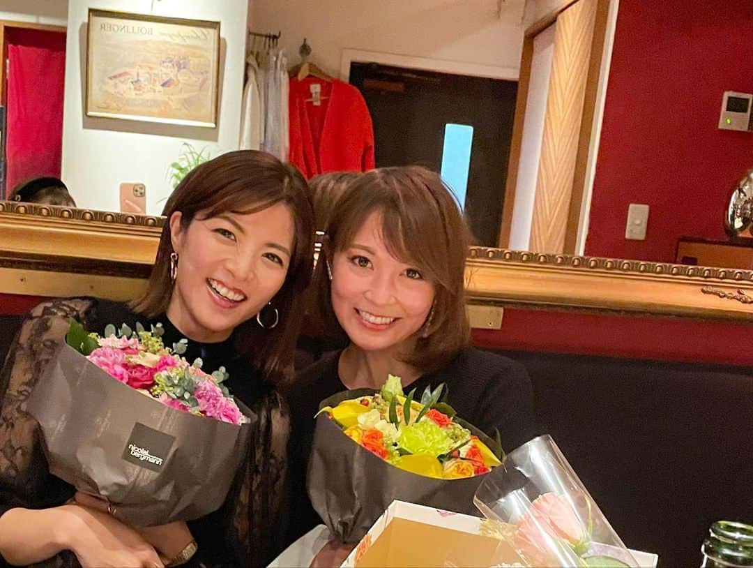 吉田美紀さんのインスタグラム写真 - (吉田美紀Instagram)「・ ・ 10月生まれの @m___ai.t @risako_shima のお祝い🌹🌹🌹 優しく美しく楽しいこのメンバー♡ わたしの宝物♡♡ ・ 何事も全力で楽しむ！をモットーに 毎回お祝いの会はドレスコードつき♫ 今回はブラックだったよ🖤 ・ マイちゃん、りさこちゃん、 お誕生日、おめでとう🎉 ますます素敵な一年になりますように･:*+. ・ #friends #birthday #happybirthday #お友達 #お誕生日おめでとう」11月15日 18時45分 - miki__yoshida