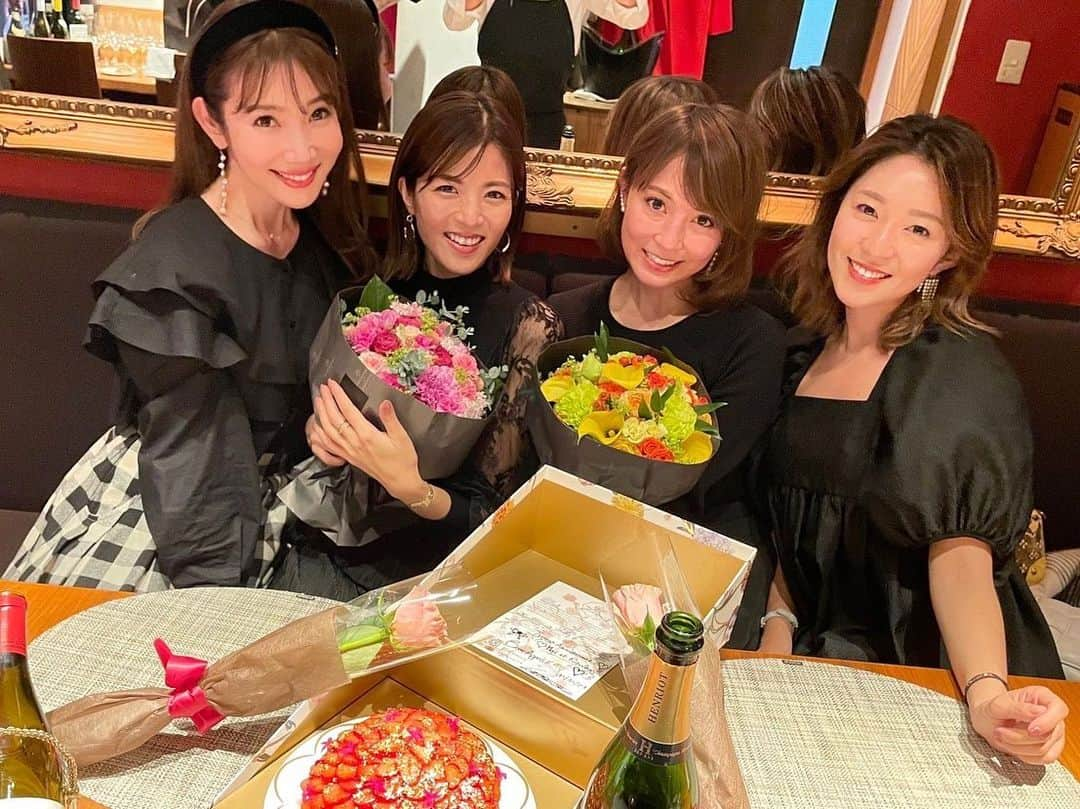 吉田美紀さんのインスタグラム写真 - (吉田美紀Instagram)「・ ・ 10月生まれの @m___ai.t @risako_shima のお祝い🌹🌹🌹 優しく美しく楽しいこのメンバー♡ わたしの宝物♡♡ ・ 何事も全力で楽しむ！をモットーに 毎回お祝いの会はドレスコードつき♫ 今回はブラックだったよ🖤 ・ マイちゃん、りさこちゃん、 お誕生日、おめでとう🎉 ますます素敵な一年になりますように･:*+. ・ #friends #birthday #happybirthday #お友達 #お誕生日おめでとう」11月15日 18時45分 - miki__yoshida