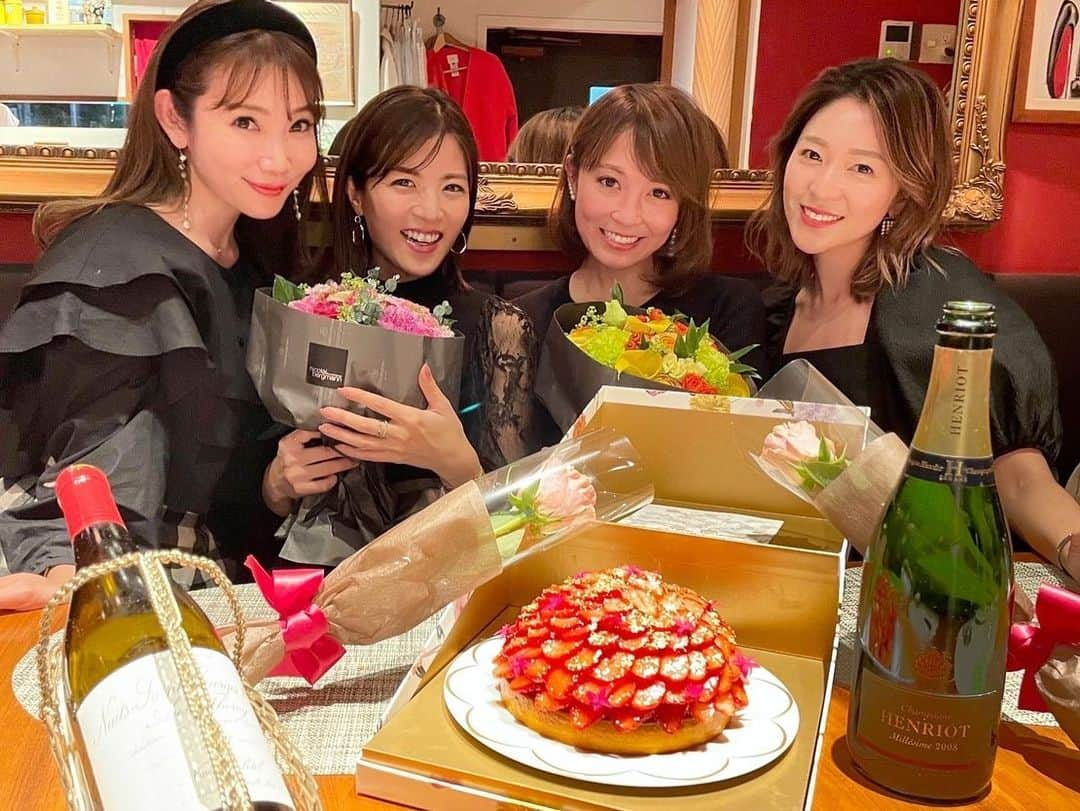 吉田美紀さんのインスタグラム写真 - (吉田美紀Instagram)「・ ・ 10月生まれの @m___ai.t @risako_shima のお祝い🌹🌹🌹 優しく美しく楽しいこのメンバー♡ わたしの宝物♡♡ ・ 何事も全力で楽しむ！をモットーに 毎回お祝いの会はドレスコードつき♫ 今回はブラックだったよ🖤 ・ マイちゃん、りさこちゃん、 お誕生日、おめでとう🎉 ますます素敵な一年になりますように･:*+. ・ #friends #birthday #happybirthday #お友達 #お誕生日おめでとう」11月15日 18時45分 - miki__yoshida