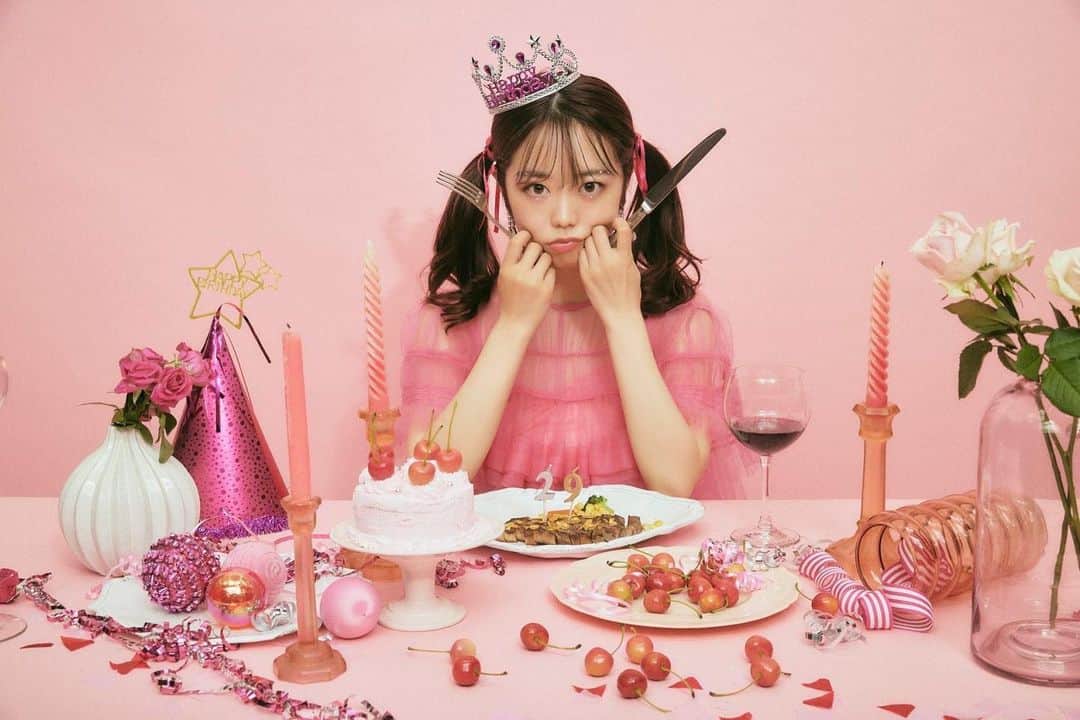 峯岸みなみのインスタグラム：「20代ラストイヤ〜！ 応援してくださっている皆さんと、いつも近くで支えてくれるお友達やスタッフさんのおかげで無事、どころではなく、とてもいい形で29歳を迎えることができました。みんなに感謝です！20代最後のこの年は、何事も「これがラストチャンスかもしれない...」ぐらいの気持ちで取り組みます。30歳の自分が少し楽できるように...いっぱい頑張るぞ〜！応援してくれたら嬉しいです。」