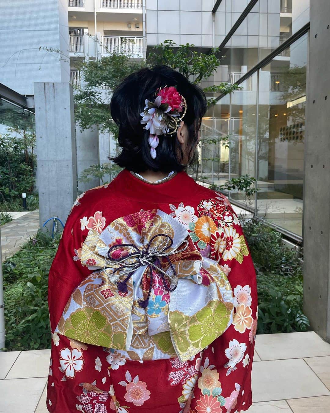 鎮西寿々歌さんのインスタグラム写真 - (鎮西寿々歌Instagram)「先日、大切な人の大切な日に、振袖を着ました。 いつもお世話になっているメイクさんが着付けをしてくださって、帯は"寿"という結び方にして頂きました⛩🧧  #着物 #振袖」11月15日 19時12分 - tarasuzuka24