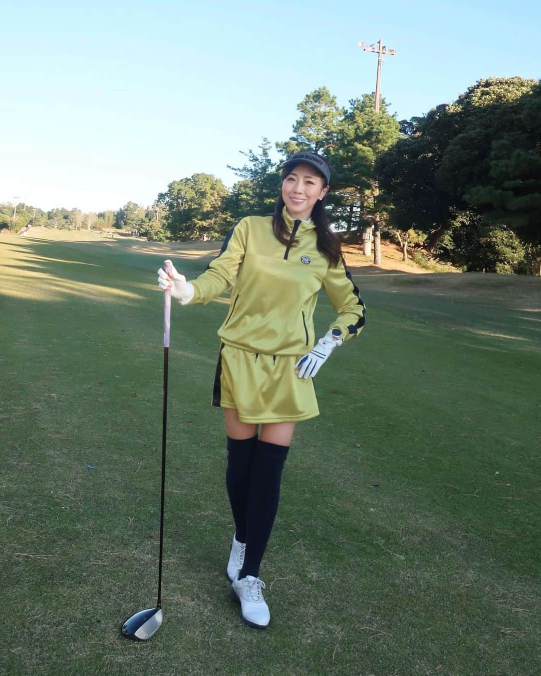 ImotoEtsuyo さんのインスタグラム写真 - (ImotoEtsuyo Instagram)「#先日 のゴルフ ・ ・ この日は強風で ボールも思い通りに打てませんでした。 ・ というか、練習不足でした。 また頑張って練習します。 ・ 帰りの #アクアライン から #富士山 がきれいに見えました。 ・ #ゴルフウェア  @masterbunnyedition_official  #マスターバニー  #マスターバニーエディション  ・ ・ #golf  #golfwear  #ゴルフ #ゴルフ⛳️ #ゴルフコーデ  #ゴルフ女子コーデ  #ゴルフ場  #ゴルフラウンド  #ゴルフ好き  #ゴルフ大好き  #ベルセルバカントリークラブ市原コース」11月15日 19時05分 - bisuhada