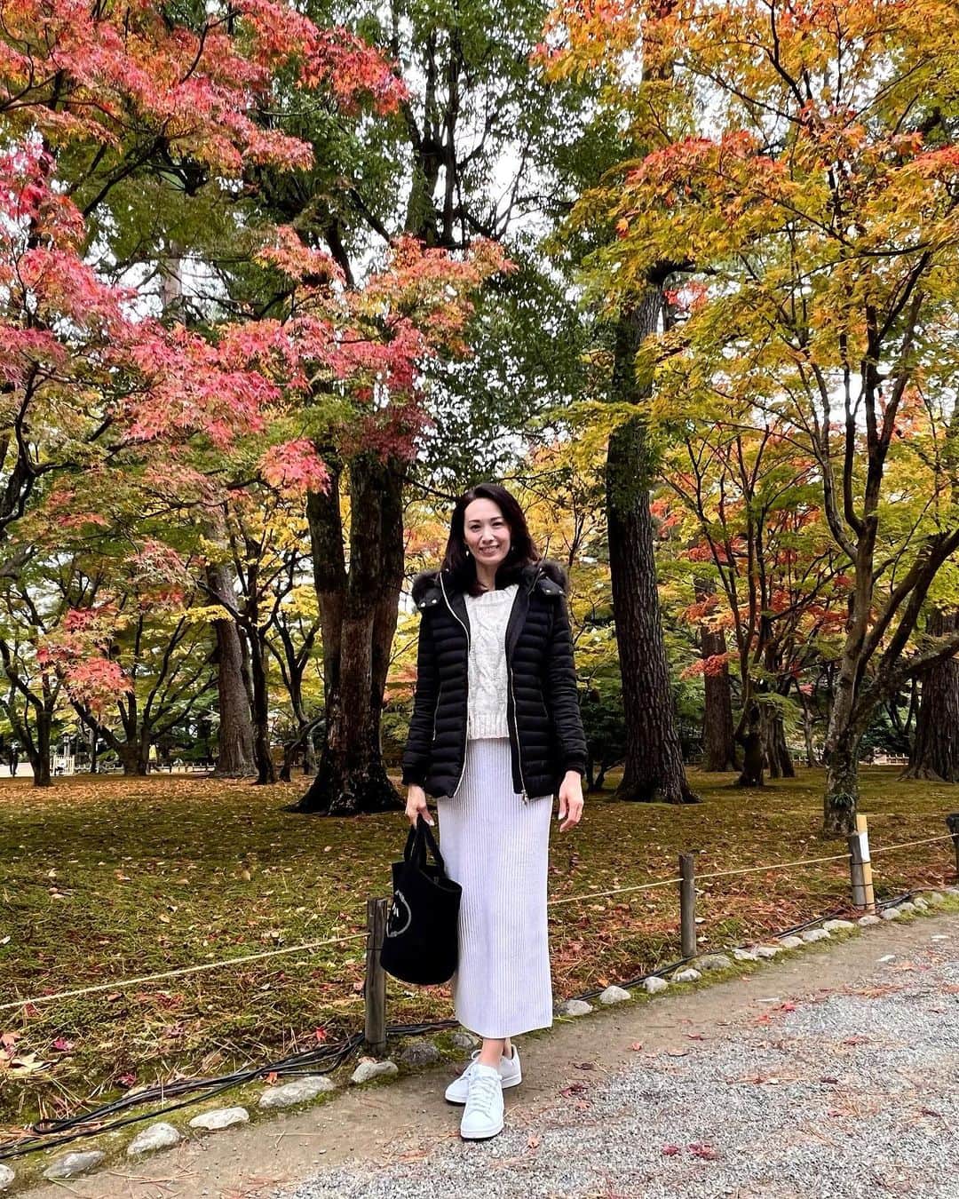 駒田奈美さんのインスタグラム写真 - (駒田奈美Instagram)「・ ・ ・ 『紅葉』 ・ ・ 兼六園と金沢城公園 ・ 夜のライトアップも素敵だったけれど やはり昼も素晴らしい！ ・ ・ 美しい庭園を歩いているだけで癒される… 紅葉もきれいでした ・ ・ ・ #駒田奈美#モデル#アラフィフ#美魔女#兼六園#金沢城公園#金沢#金沢観光#紅葉」11月15日 19時06分 - nami.komada