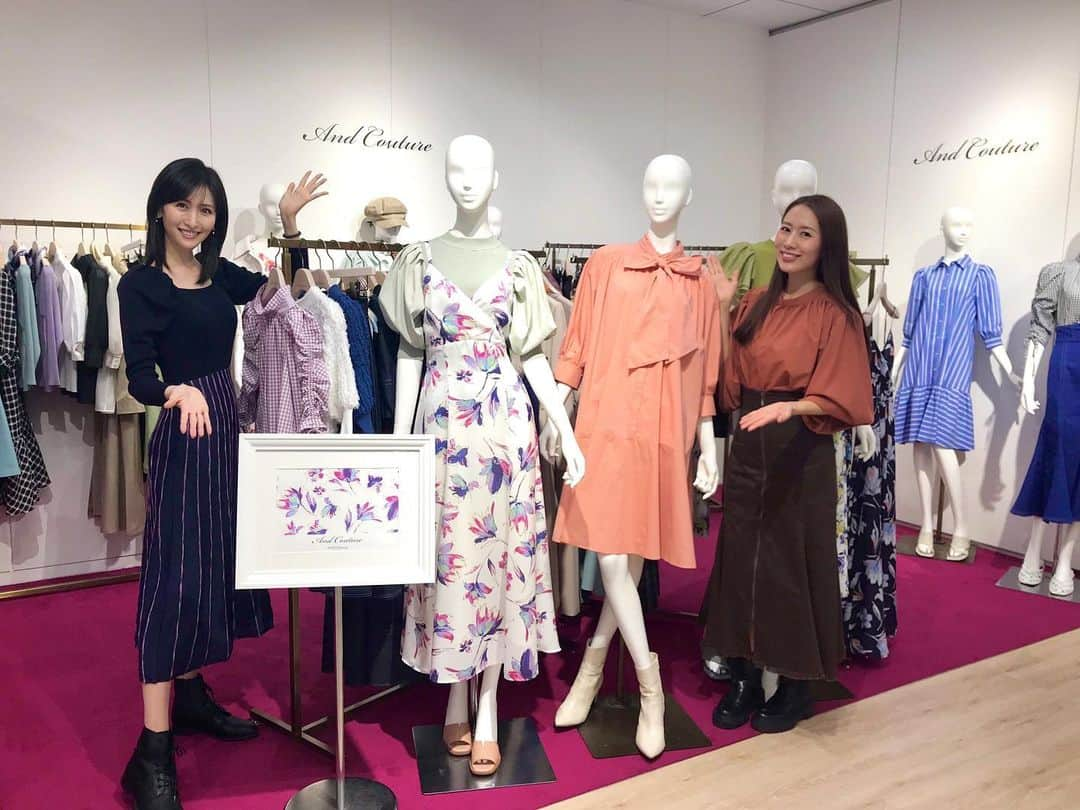 横山ルリカさんのインスタグラム写真 - (横山ルリカInstagram)「. 先日、まあやちゃんとAnd Coutureの展示会へ💓 気づいたら2人とも同じ花柄のワンピースやスカートを選んでた〜☺️🌷笑  その後は、まあやちゃんにBRAHMINの展示会に連れて行ってもらいました💐  もう春夏ものって、早いなぁ😳👗  #守永真彩 ちゃん #AndCouture #2022春夏 #BRAHMIN」11月15日 19時07分 - rurika_yokoyama_official