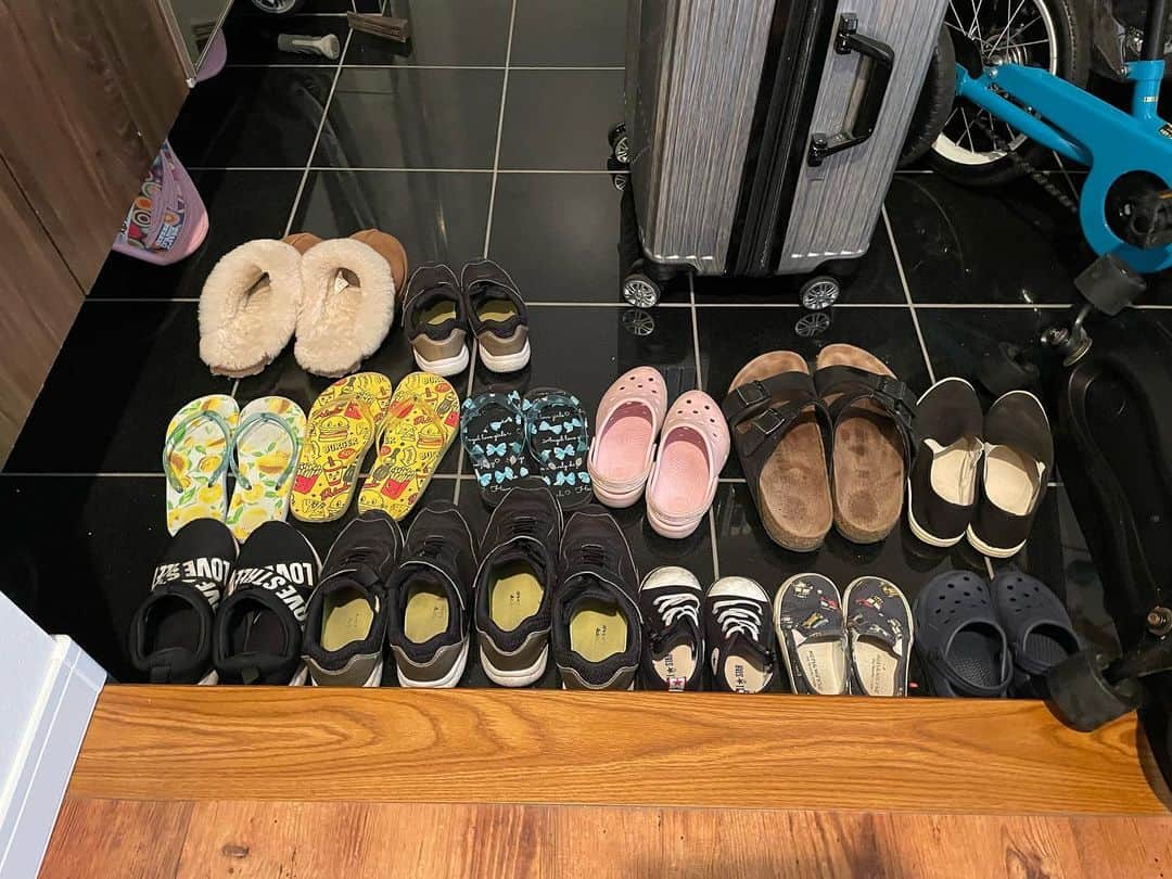 エハラマサヒロさんのインスタグラム写真 - (エハラマサヒロInstagram)「いやこの家は毎日パーティやってんのか！🤣🤣  #玄関広くしても埋まっててカッコいい #全員の普段靴と近く行くコンビニ靴置いたらとたんにパーティナイトレベルでカッコいい #大家族あるあるカッコいい」11月15日 19時11分 - eharamasahiro