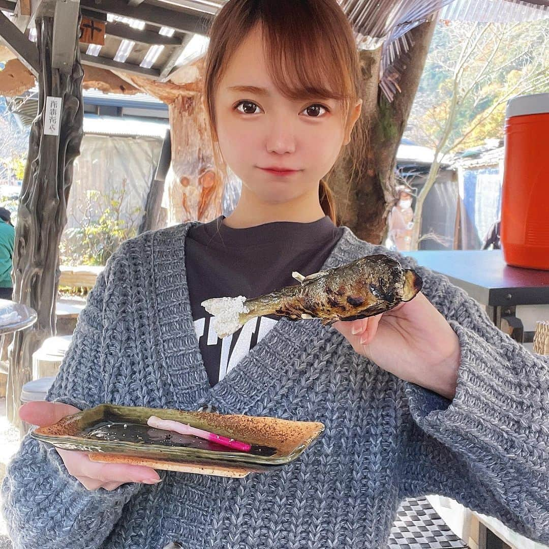 鎌田紘子のインスタグラム：「鮎の塩焼き . . . . .  #鮎の塩焼き #撮影合間　#オフショット」