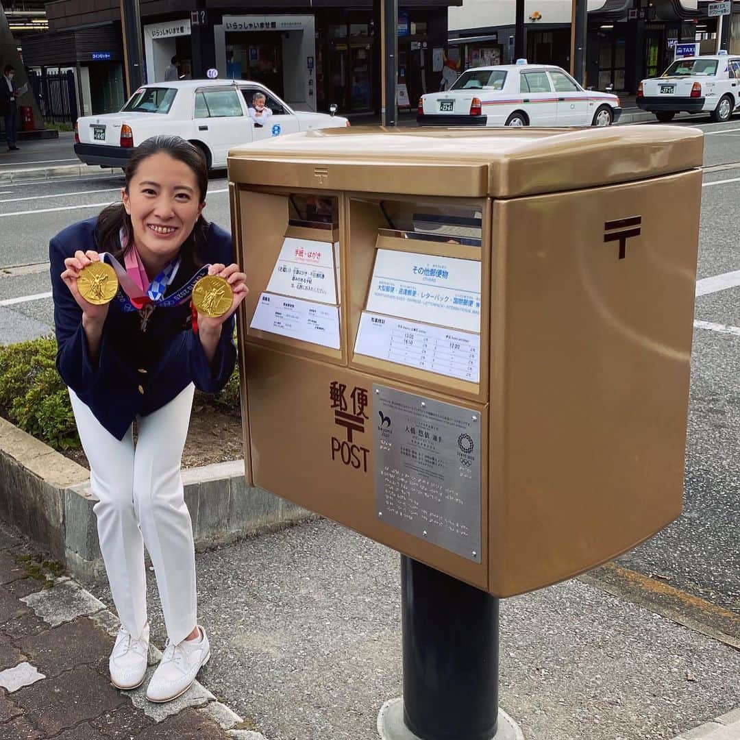 大橋悠依のインスタグラム：「． ゴールドポスト📮は JR彦根駅西口ロータリーに 設置されています！✨ ． ぜひ彦根に来られた方はご覧ください👀 たくさん利用してもらえると嬉しいです！ ． #日本郵便 #ゴールドポスト #私はまだ利用してません #誰にお手紙送ろうかな」