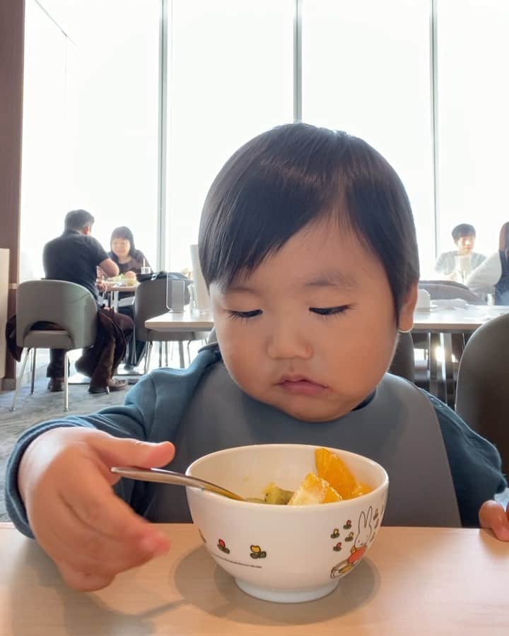 Mai Wakimizuのインスタグラム：「ホテルに泊まった時は朝食が1番の楽しみ♡息子も食べれるものいっぱいで朝から止まらない食欲でした＼(^o^)／1枚目の動画は全然知らない人にバイバイしてるところ。笑(気付かれてなかったけど。笑)それでは、だんだんと表情が壊れて行く僕ちんの表情をスワイプでお楽しみ下さい♡笑 最後は空っぽになったお椀に顔ダイブ！笑 #1歳3ヶ月#1歳男の子」