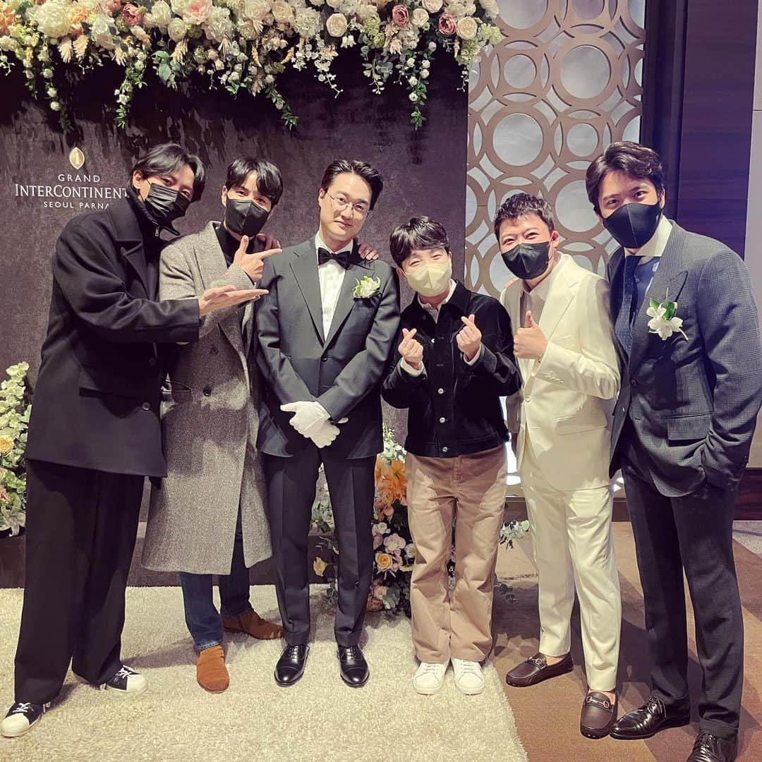 キム・ジソクのインスタグラム：「문제적 남자중 결혼한 남자🎉🎎 축하해 친구야!!」