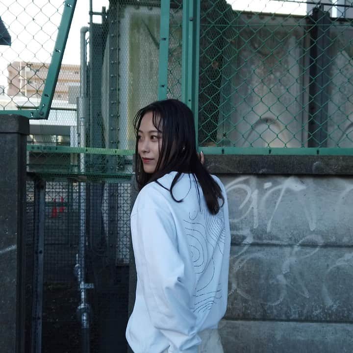 のインスタグラム：「👚　@aktr_official @aktr_sports_supply   スポーツウェアなのにカジュアルな私服でも着れちゃうね😮🔥  #aktr#ootd #寝れてなくて腫れてますごめんなさい😂」
