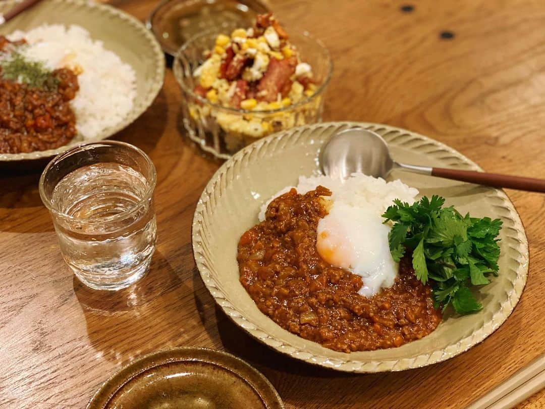 高山直子さんのインスタグラム写真 - (高山直子Instagram)「トマト🍅キーマカレー🍛 とアレンジポテサラ🥔 娘用に作ったシンプルないポテサラ、全然食べてくれなかったので粒マスタードとカリカリに焼いたガーリック&ベーコン、ブラックペッパー入れたら最高に美味しい大人のポテサラに変身😍 カレーもしっかり辛くして温玉とパクチーをポイントに🤤  #なおコロ食堂 #トマトカレー」11月15日 19時24分 - nao_70koro