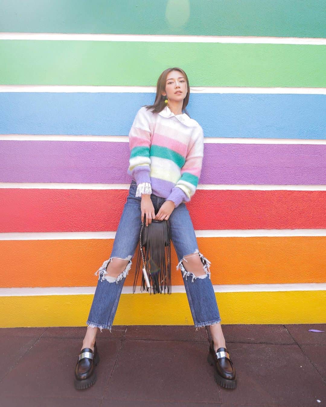 Elva Niのインスタグラム：「不一定等風雨過後才能看到彩虹 用心裝飾生活裡的微小細節 彩虹一直就在你的身邊🌈 Happy Birthday to Maje M Bag  #MajeParis #BackToFun #PartyWithMaje #MajeFW21 @Majeparis  #我就快彎成一道🌈」
