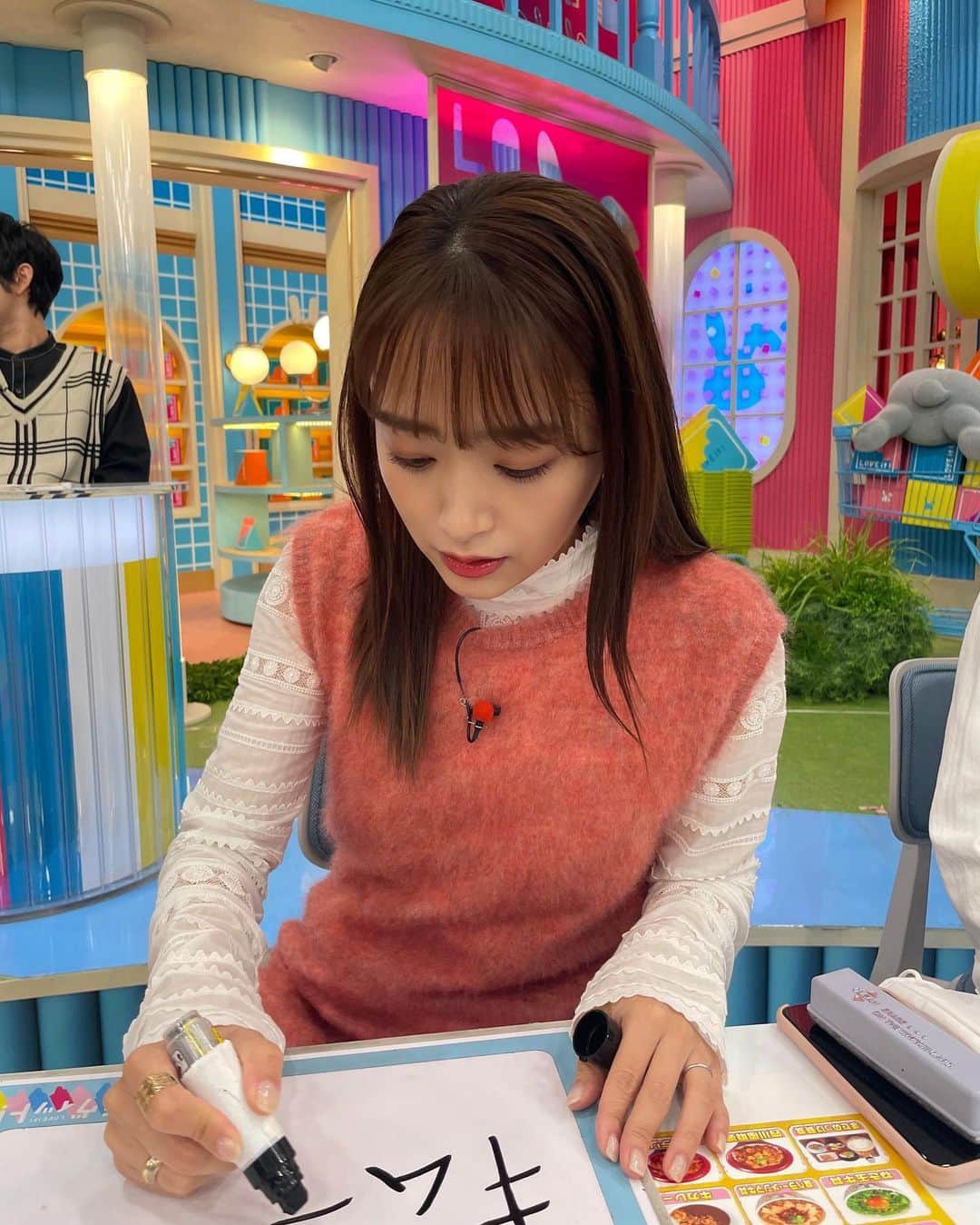 近藤千尋のインスタグラム：「@tbs_loveit  先週のラヴィット衣装は @longchamp でした😍👏 ロンシャン、鞄のイメージだったけど アパレルも可愛いなぁ~❤️ 熱海のVTR笑いすぎ失礼しました、 次からはちゃんと！ちゃんと！します！笑😭 VTRで使われた衝撃画像も載せときます。反省  4枚目の顔なんなんだ。笑  ウェア @longchamp  アクセサリー @unoaerre_japan  シューズ @sergiorossi」