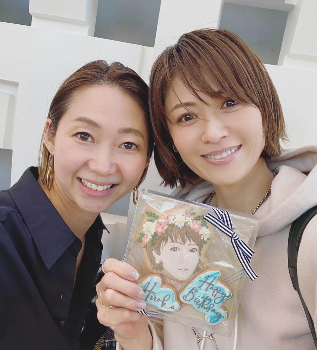 畑野ひろ子のインスタグラム：「いつ会っても、元気いっぱいな妹分😆 @hira833  久しぶりにゆっくり会えた❤️ 少し早い誕生日お祝いまでしてもらい感謝🥰 @_cookieboy_ のアイシングクッキー🍪 私の似顔絵😍」