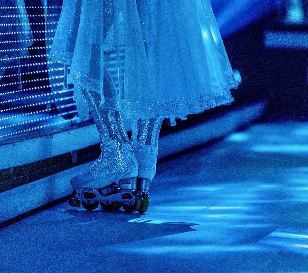 キーラ・コルピさんのインスタグラム写真 - (キーラ・コルピInstagram)「Oijoi olipa ihanaa esiintyä eilen Lumikuningattarena (aka Lumpparina) @tanssiitahtienkanssa parketilla! Kiitos kaikki♥️  Koreografia: @reijaware Musiikki: Tuomas Kantelinen Puku: @erika_turunen_costumedesigner Muah: @pilvinenminna Kuvat: @featheronthemove   @lumikuningatarfi @snodrottningen2022 #lumikuningatar」11月15日 22時03分 - kiira_korpi