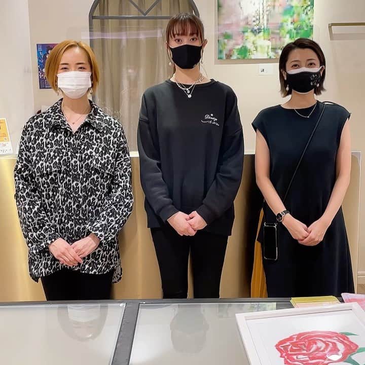 貴千碧のインスタグラム：「D.A.K のpopupイベントに足をお運び下さいました全ての皆様、お心をお寄せ頂きました全ての方々。 本当に本当にありがとうございました☺️🙏 こうやって又こちらでSHOPを開かせて頂くことが出来たのも、沢山の方々が応援に駆けつけて来て下さっているからこそだと思います。 「誰」と「何を」するか。 どんな仕事にも大切なキーワードだと思います。 毎日体力的にどんなに疲れていても笑って楽しめたのはまいこや大さん、きみこさんやみっちゃん、連日入って下さっていたOGの仲間のみんなやスタッフの方々のおかげです。 いつも思います。 仕事もなんでも1人ではできません。 助けてくれる家族や仲間、応援してくれる大切な方々がいるからこそ。 人の縁に感謝し、空間に感謝し、健康な心と身体で頑張ってくれた自分自身に感謝をして、2021年ラストのシャンテイベントに心からのありがとうを伝えたいです☺️🙏🍀  #いつもいつも #出てくる言葉は #ありがとう #それだけ  #舞台　も #教え　も #経営　も 全て同じ #人の縁に勝る価値あるものはない  そう再認識した#日比谷シャンテ #2021年　 今年もシャンテさんありがとう #2022 は #DAK#全ツ　疑惑😆😆 #なにはともあれ #沢山の笑顔に出会えたこと #幸せ 皆様との思い出写真はおいおい載せたいな💐✨」
