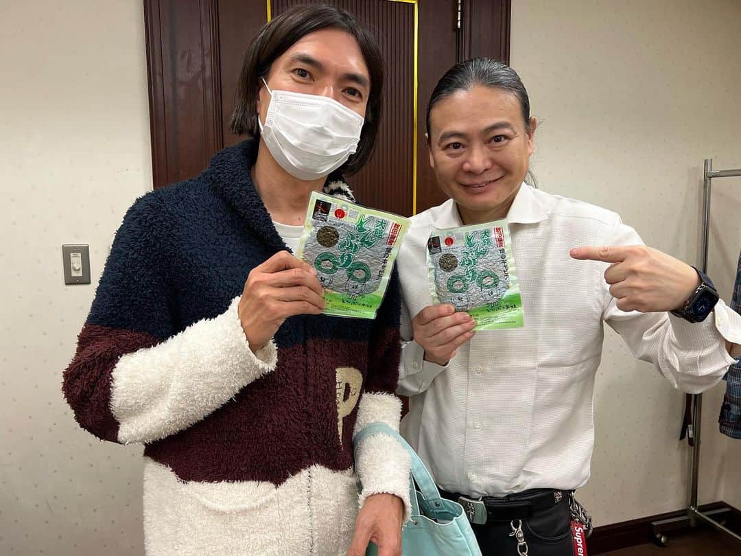 苫米地英人のインスタグラム：「ふかわりょうさんから、秋田県のとんぶり頂いた。応援してるそう。MXTV控え室」