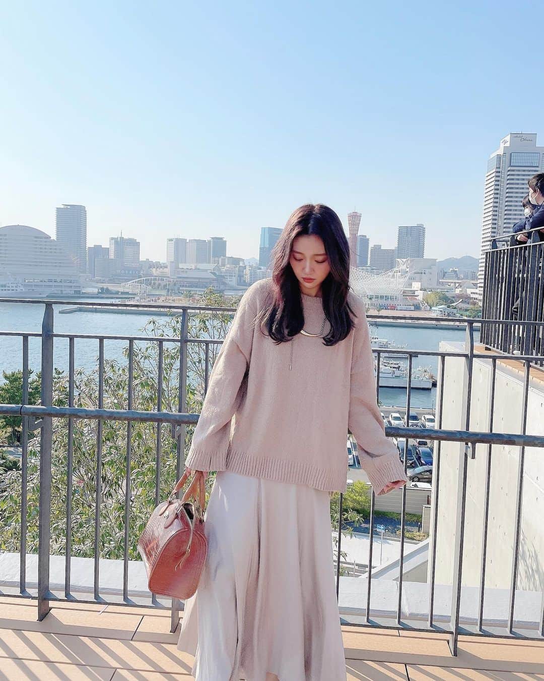 いっちゃん/嶋津 いつみのインスタグラム：「. . 今日から実家に帰省中なんやけど 家族で遊びに行ってきた🚗 💚 . . . お父さんは 「ここで写真撮らんでええんか？」 って言ってくるし、👨🏻← . お母さんは 「そっちよりこっちの方が立体的で…」 とか言ってくるし、👩🏻← . 妹は 「いや、まだ納得いったの撮れてない！」 って言ってくるしで…🧑🏻← . . . 私のInstagram映えに協力的すぎて 逆に大変😂💜ww . . . . 時間かかっても 一緒に楽しんでくれてありがとう🥳✨ . . . . .  #名古屋 #栄 #名駅  #いっちゃん  #フリーモデル  #いっちゃんコーデ #ブライダルモデル #アレンジモデル #ヘアカラー  #ヘアアレンジ #くしゃ顔  #フリーモデル #ドレスモデル #ダイエット  #치맥  #좋아요환영 #소통환영 #팔로우환영  #팔로미 #인친환영 #친구해요 #셀카 #셀」