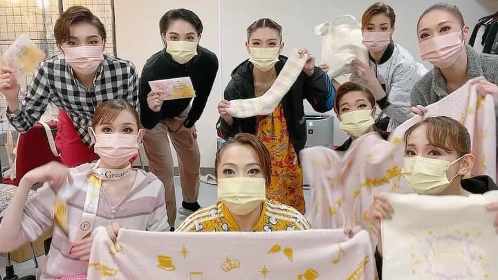 のインスタグラム：「えーーと ちょっと時差投稿ですが無事に東京公演初日を迎えております。  本当に本当に本当に毎日夢のようで ふとした瞬間にいつも涙が出そうになる 心が忙しい毎日です✨  もう現実に戻りたくなーい！！笑 もし忽然と消えたとしても探さないでください。嘘です（多分）  少し皆様よりも早く千秋楽を迎えることが今から辛いですが  最後まで、毎秒訪れる GreatestなMomentを噛み締めて残りも頑張ります💓  毎公演、超満員のお客様に感謝です🙇‍♀️  #Greatestmoment」