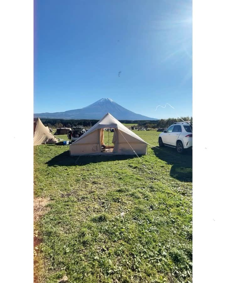 大塚里香のインスタグラム：「#晴れ女　【Mt. Fuji 】 雲ひとつない美しい富士山🗻 すごいオーラとエネルギー✨  美しい富士山を眺めながらキャンプ🗻✨  寒かったらテントの中でお 料理🍳  自然と気持ちいい空間。  明るい時間は富士山からパワーを頂き、夜は沢山の星に癒される🥺  まさにパワースポット✨  本当に癒された2泊3日で あっというまでした。  あらためて キャンプが好きになりました⁽⁽ ( *ˊᵕˋ ) ⁾⁾  元気はつらつ パワーアップして東京戻ります🤩  📍ふもとっぱらキャンプ場  住所：〒418-0109 静岡県富士宮市麓156  TEL：0544-52-2112 (8:30～17:00)  ✴︎✴︎✴︎✴︎✴︎✴︎✴︎✴︎✴︎✴︎✴︎✴︎✴︎✴︎✴︎✴︎✴︎✴︎✴︎✴︎✴︎✴︎✴︎✴︎✴︎ #camp #camping #cooking #nature #fuji #mtfuji #mt #料理 #クッキング #テント #キャンプ飯 #キャンプ #キャンプ飯レシピ #キャンプ場 #キャンプ好きな人と繋がりたい #キャンプ料理 #大塚ごはん #火鍋 #キャンプごはん #テント泊 #テントの中 #クッキングラム #料理好きな人と繋がりたい #自然 #富士山 #富士山キャンプ #ふもとっぱら #世界遺産」