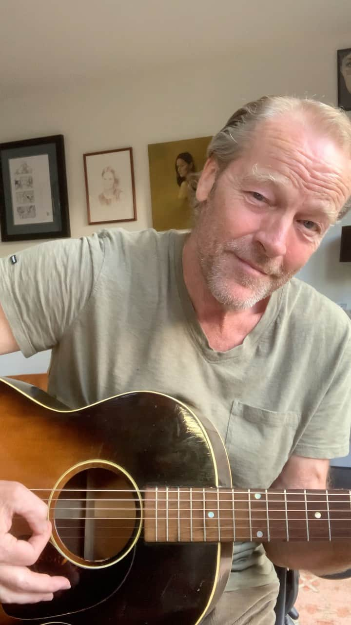 イアン・グレンのインスタグラム：「Thought I‘d share the odd musical offering with you! Playing guitar has kept me sane over the years while on location. Actors spend so much more time waiting than filming on a typical day. This helps me while away the time and it doesn’t mess with my acting head.」