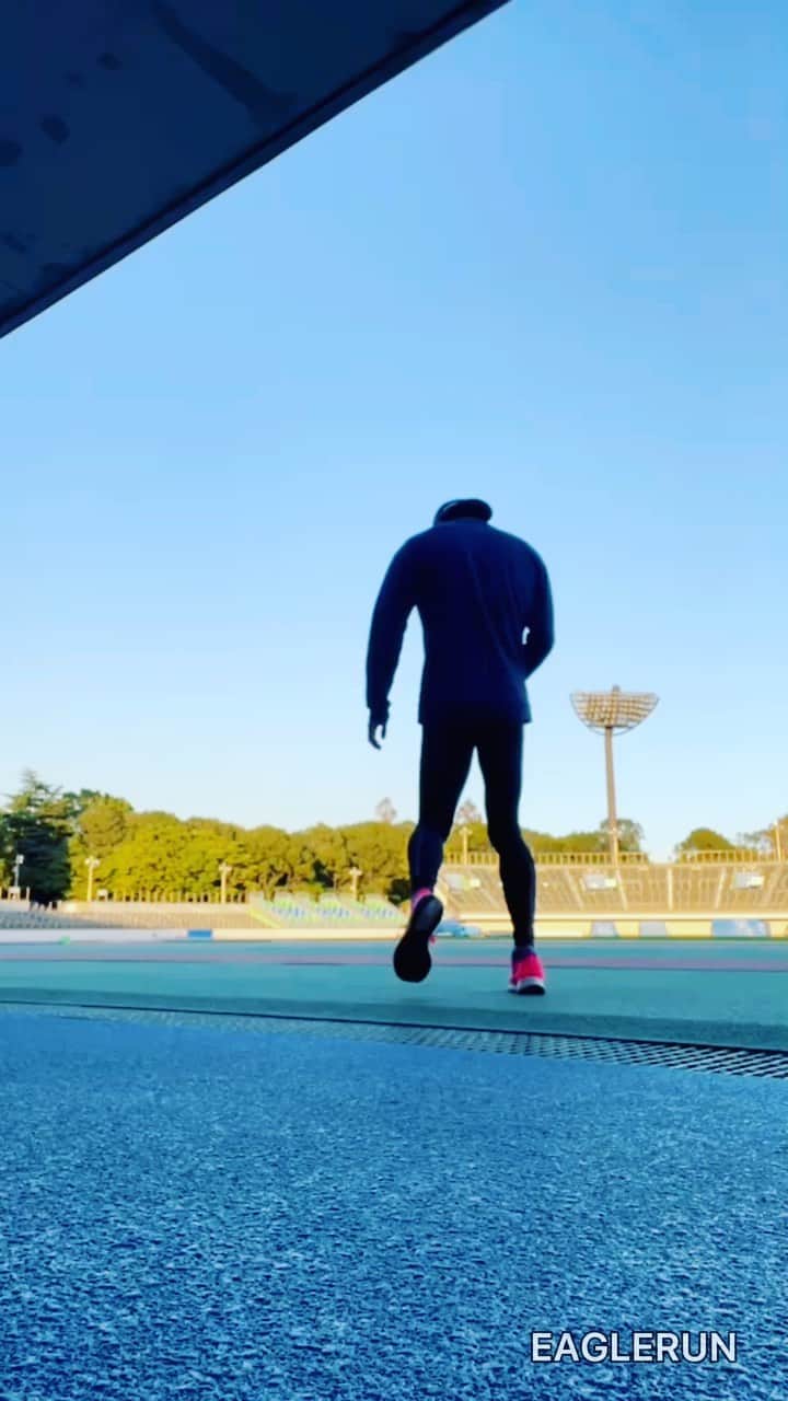 末續慎吾のインスタグラム：「孤独と無と空の美しさ  こんな時間を  もう何年もやってます。  アース。  #今日は１人で走る#走る音しか聞こえない#自分という世界#世界という自分#無に帰す#アース」