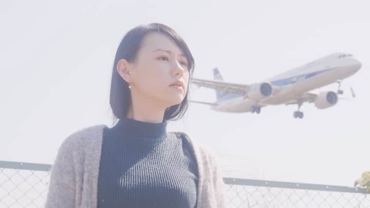 宮澤じゅりのインスタグラム：「.・＊°.○・.*・ . . 飛行機がすっごい近くを飛んで着陸していきます！ . . 生で見たらもっと凄い迫力！ . . .＊＊＊＊＊＊＊＊＊＊. . YouTube Video Portrait 13 Osaka International Airport ( Itami Airport ) . .＊＊＊＊＊＊＊＊＊＊. . . .・＊°.○・.*・」