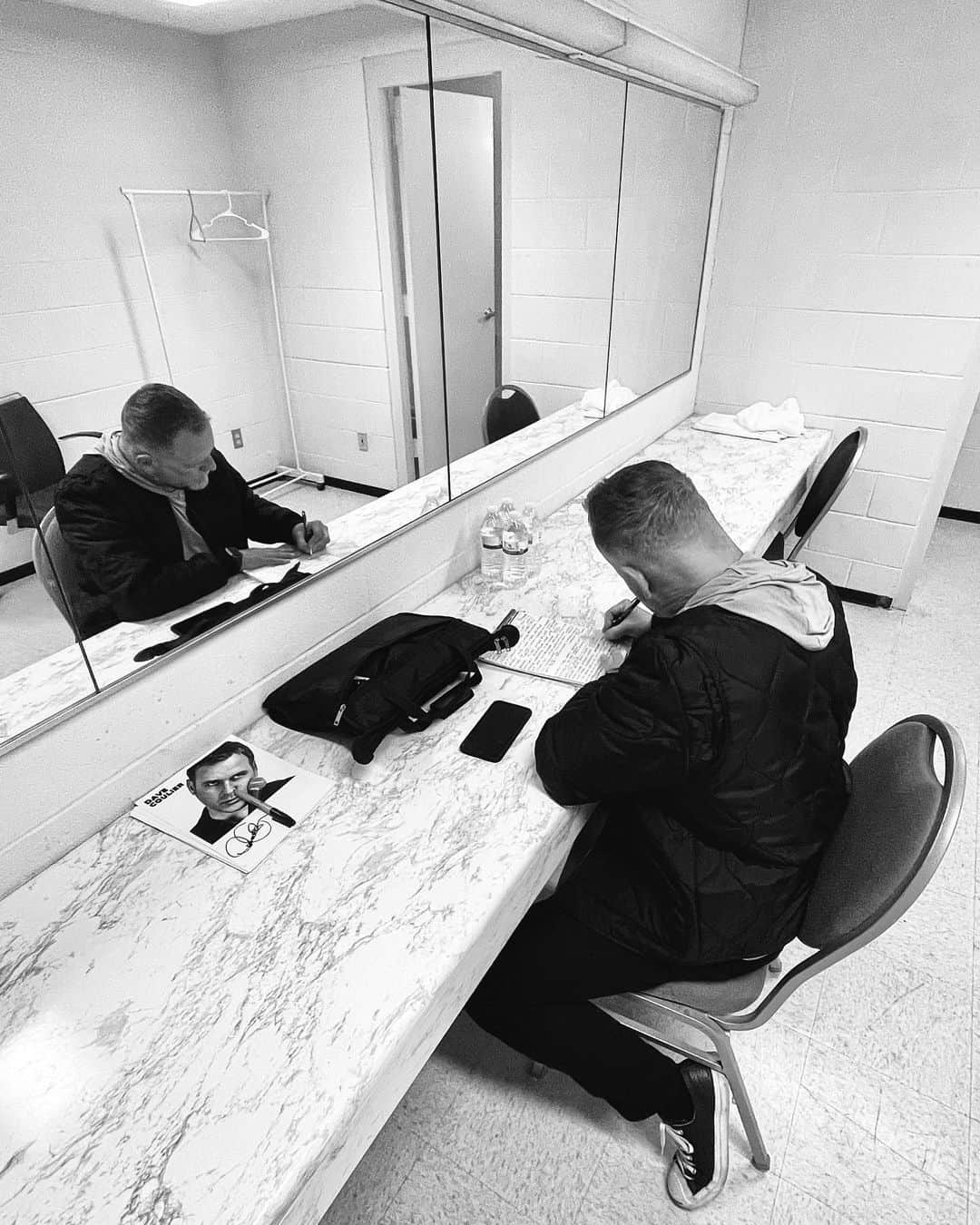 デイブ・クーリエのインスタグラム：「Backstage before the show on my USAF standup tour. Punching up the set with a new joke about my dogs. “They have ADHD - Attention Doggie Humping Disorder.” #cutitout #usaf #standup #standupcomedy  • PC @melissacoulier」